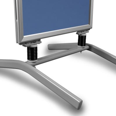 Kundenstopper Mit Federn 03